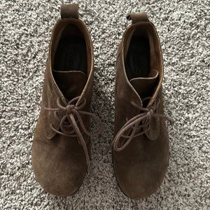 BOC brown suede boots. Lightweight  comfy! Size 9
